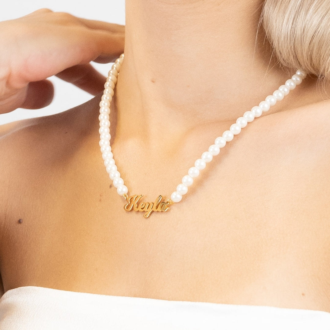 Elegantna ogrlica z imenom Pearl Script